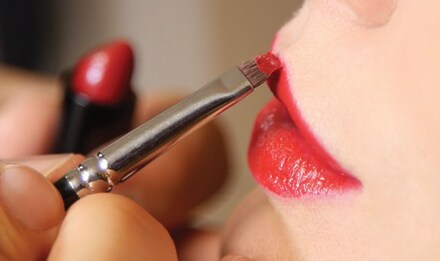 Click on Video demonstrate about Classic red lips and cat eyes